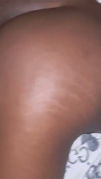 A negra negra magra tem buceta molhada enquanto fode por trás