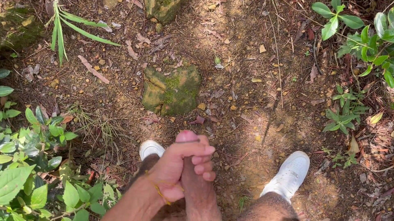 vergar4_daviid: Esibizionista si spoglia nel mezzo della montagna