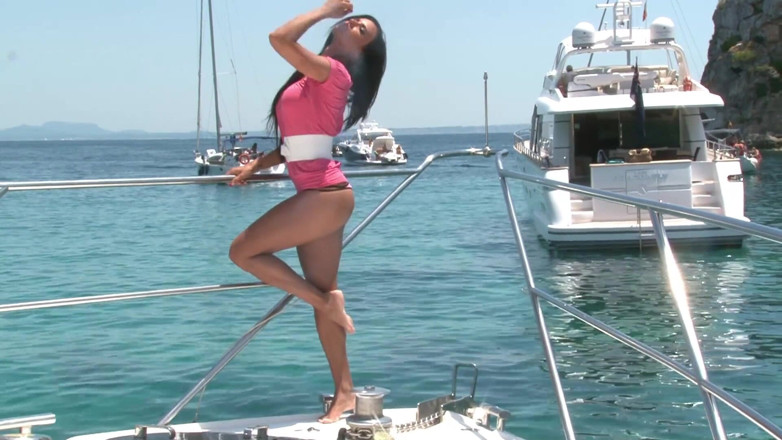 Leon Lambert Girls Twerk Parties CFNM: Ragazza seducente si spoglia all'aperto sulla barca