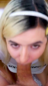 La 18enne amatoriale teen ivonna Winter senza mani ingoia un pompino