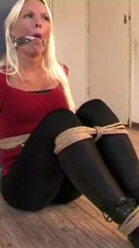 Natalie Pole amarrada cleavegagged