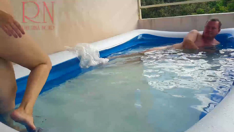 Regina Noir: Spettacolo di figa all'aperto. Una coppia nuda gioca nella piscina...