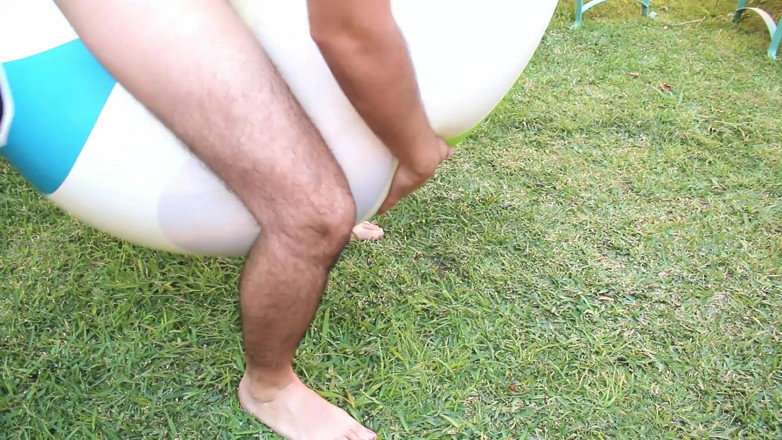 Inflatable Lovers: Berenang besar