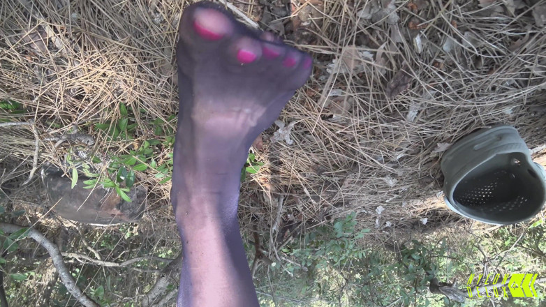 Nylondelux: Kencing pada kaki nilon di dalam hutan