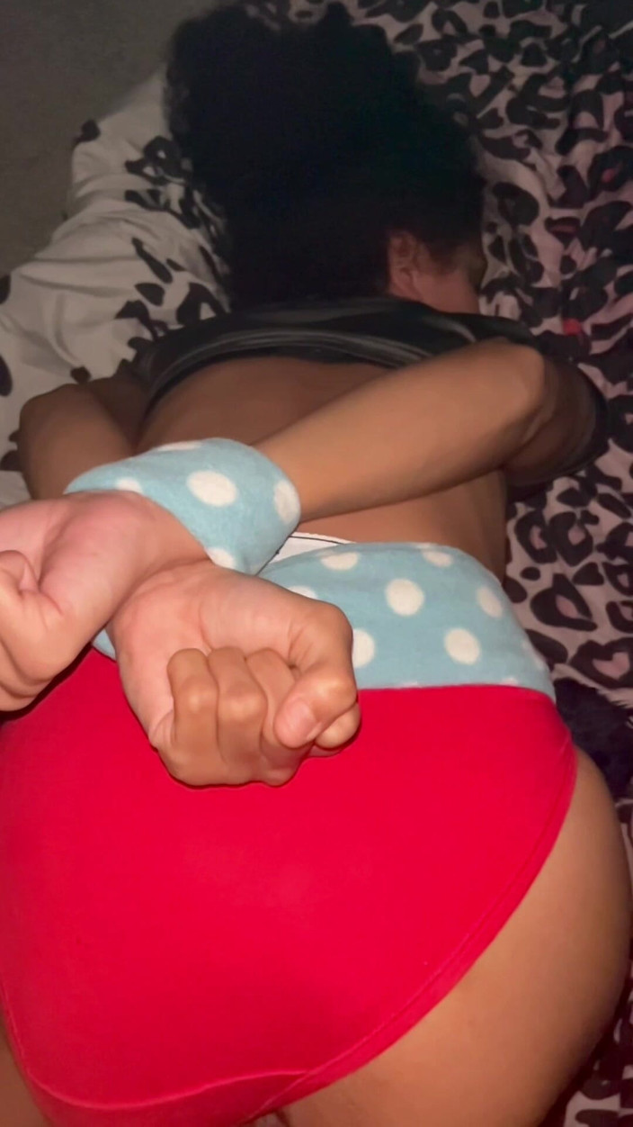 Luhmissle: Follando a mi novia en silencio para que su mamá...