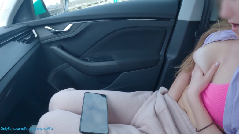 ProgrammersWife: Nastolatka masturbuje się na parkingu oglądając swoje filmy porno - ProgrammersWife