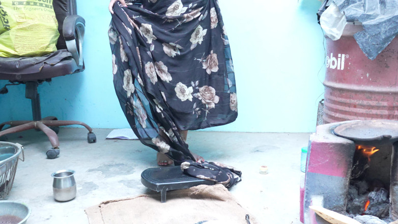 Neha bhabhi0832: While Cooking, Bhabhi Showed Her Ass to Her Brother-in-law.