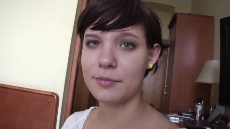 Toy Sluts: Hnědovlasá teenagerka si hraje se skleněným robertkem