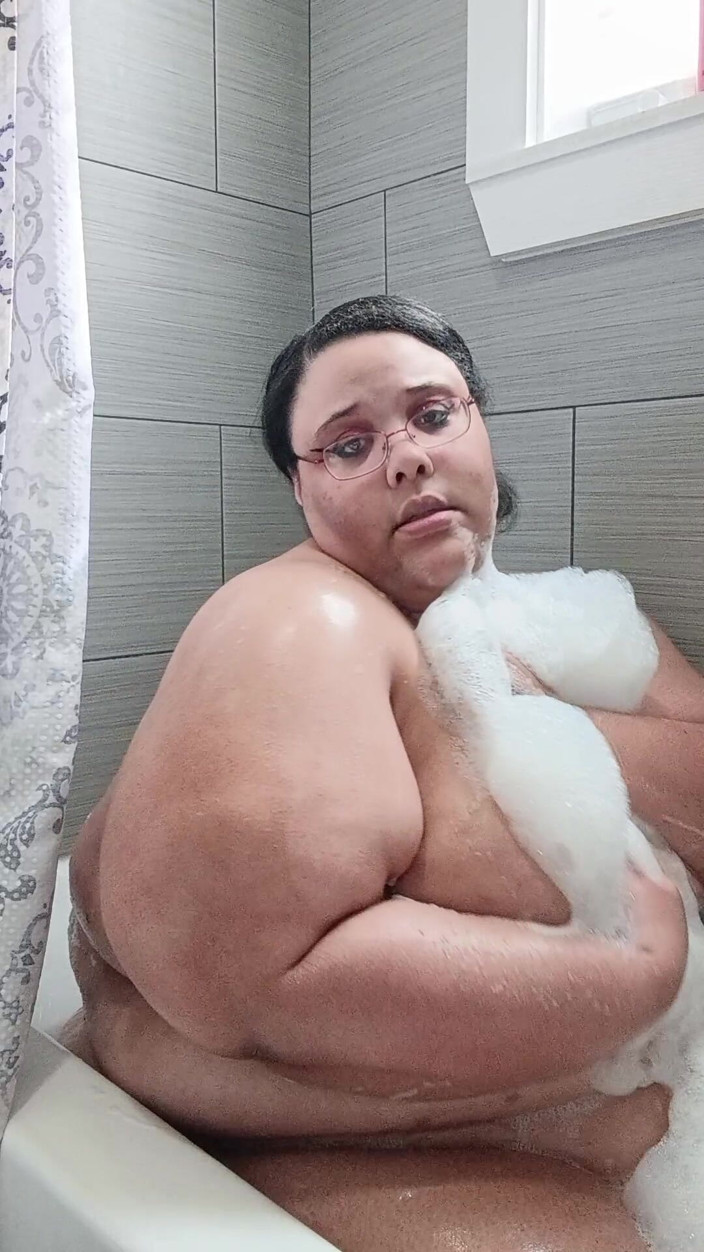 Jessica pigslut: Taking a Nice and Relaxing Bubble Bath!