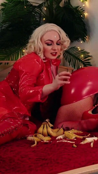 Seduta in faccia di lesbiche - bollente scopata a pecorina con la cameriera sexy - feticcio porno video gratuito - Arya Grander