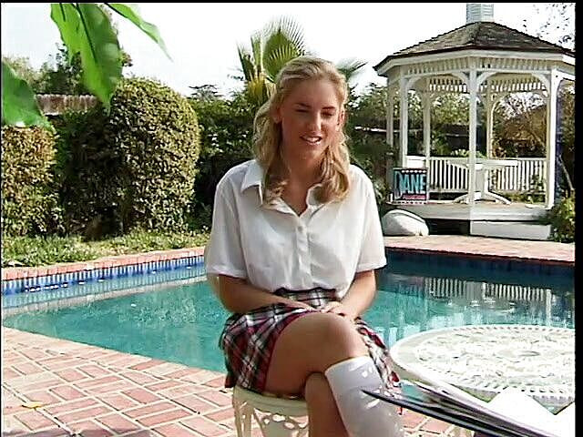 Back to School: Gadis remaja imut rambut pirang dientot habis-habisan di ranjang