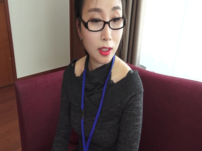 MBM3988: P117g03 smart aur buddhimaan bespectacled hasina ke bich sulagne vaali...