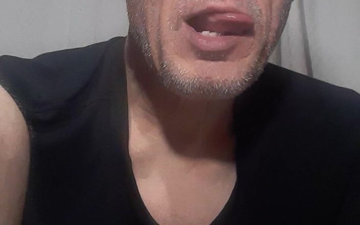 Big uncut hard cock: Een warme romantische liefdevolle kus met mijn mond en mijn...