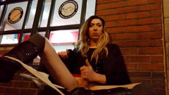 The Midnight Minx: Honění před kavárnou na autobusovém nádraží