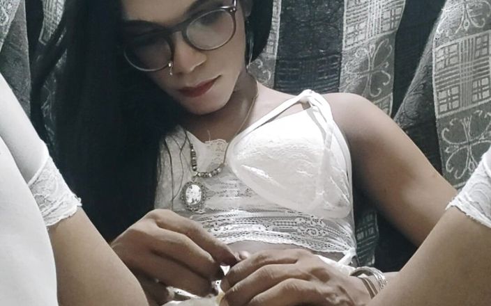 Keerthanakeerthi95: 白いベビードールでコックを搾乳するインドの弱虫の女の子