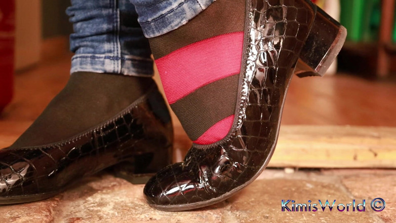 KimisWorld: Clogs i nieprzezroczyste rajstopy - kontrast w grze stóp