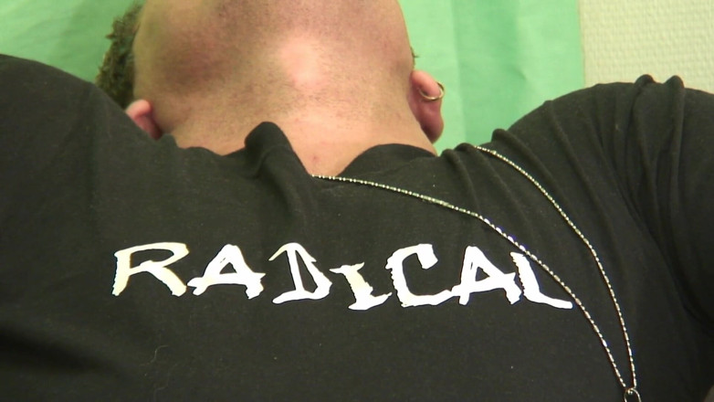 Radical: Фінське хардкорне порно - руда з пірсингом курить свій член
