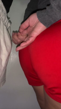 Big-assed Kobieta Dotyka Wyprostowanej Kutasa Nieznajomego.