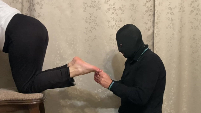 Niki studio: Ignoring Her Foot Slave - Foot Worship