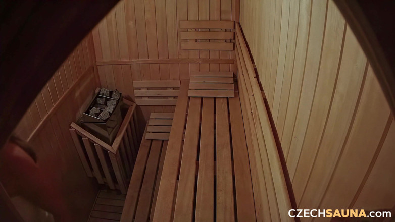 Czech Sauna: Saună cehă 7: Țâțele masive ale blondei nu pot fi conținute