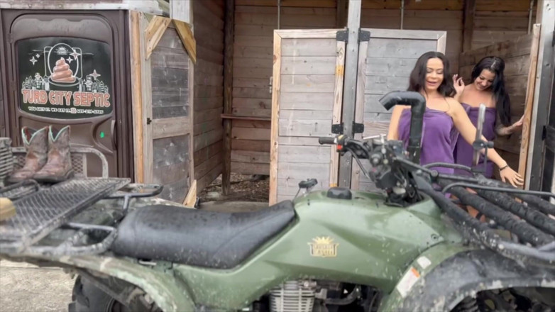 Evelin Stone: Gagicile Evelin și Kiki se fut la fermă