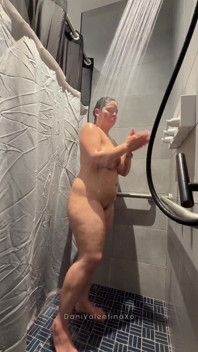 Kamera bilik persalinan: Selepas Yoga Kencing dan Mandi dengan Curvy Dani