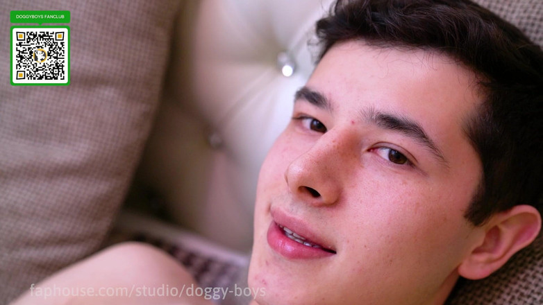 Doggy boys: Fabio Valente explorando sua bunda gêmea