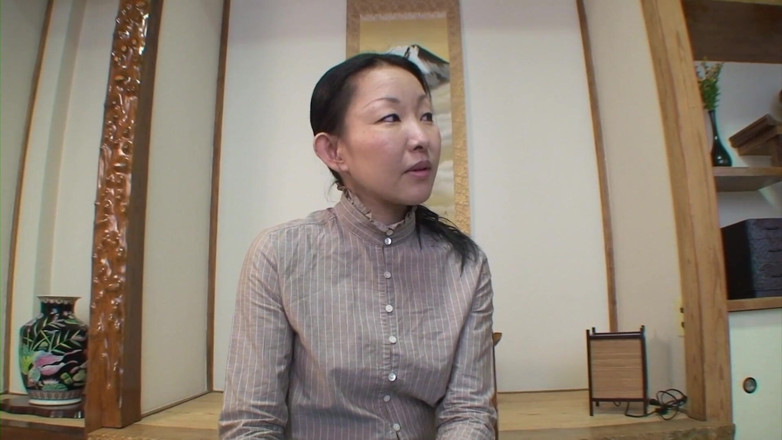 Japan Lust: Madura japonesa abuela se desnuda para preñada en el coño