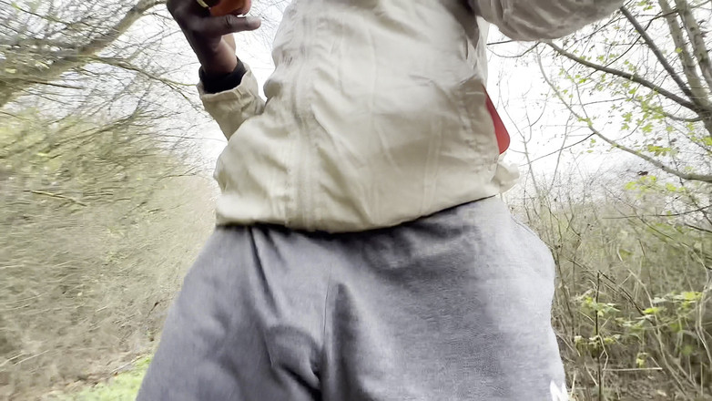 MrMagicDevil: 我穿着我的新c*ckring在步行时被突击队