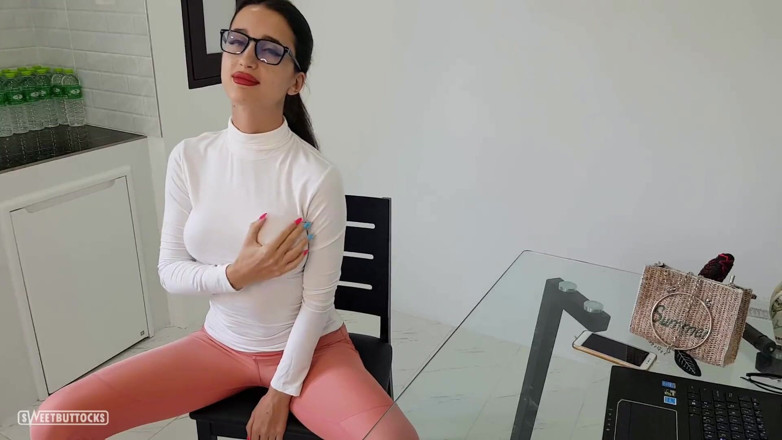 SweetButtocks: Cewek sange ini muasin pantatnya pakai dildo saat pulang kerja!