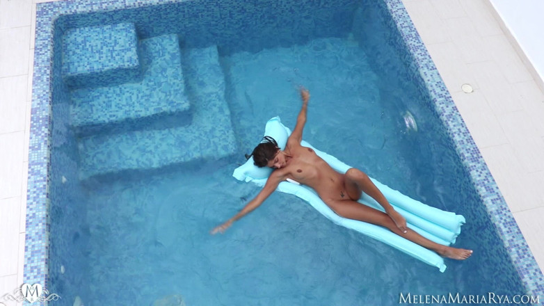 Melena Tara: ฉันเย็ดหีฉันและทําให้ฉันน้ําแตกบนสระน้ํา