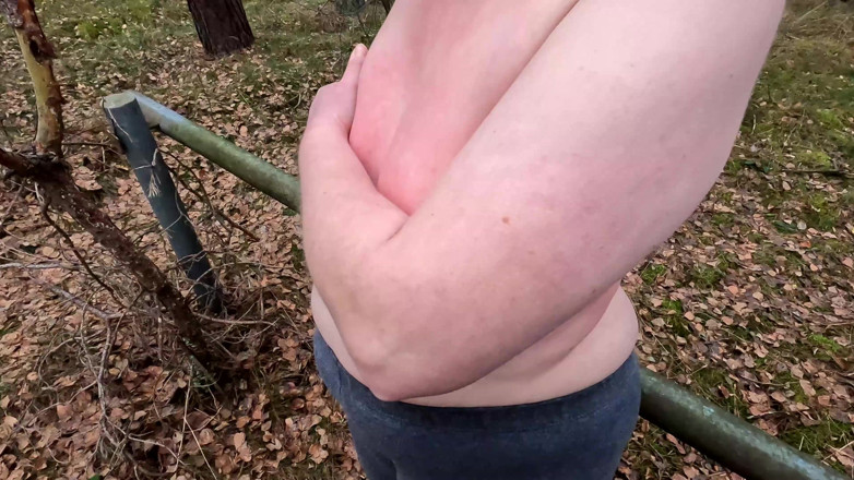 Bouncy Tits Action: Nuda nei boschi - frustate sulle tette