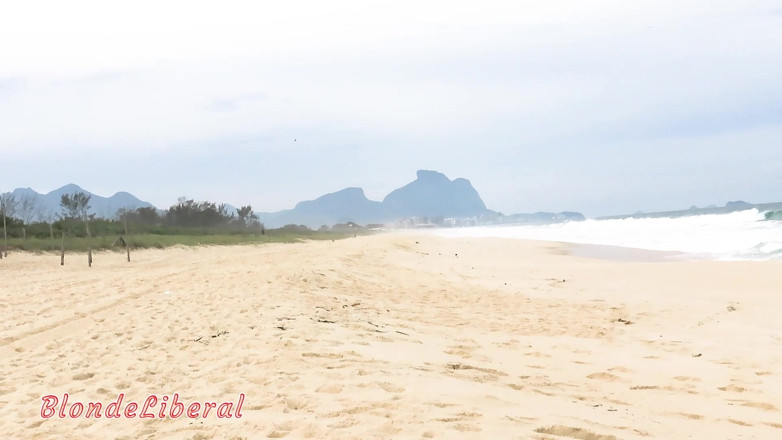 BlondeLiberal: Med Micro Bikini i Rio Beach