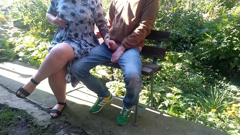 OurFetishLife: La suocera arrapata lecca lo sperma dalle dita dopo la...