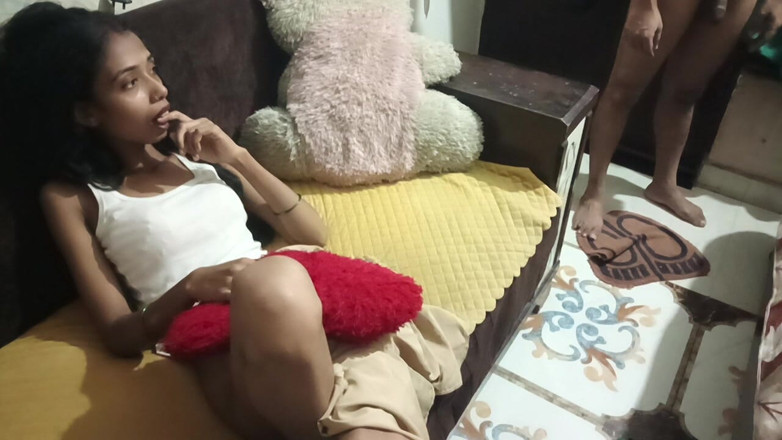 Truefuker: Le chupó la polla después de entrar en su casa.