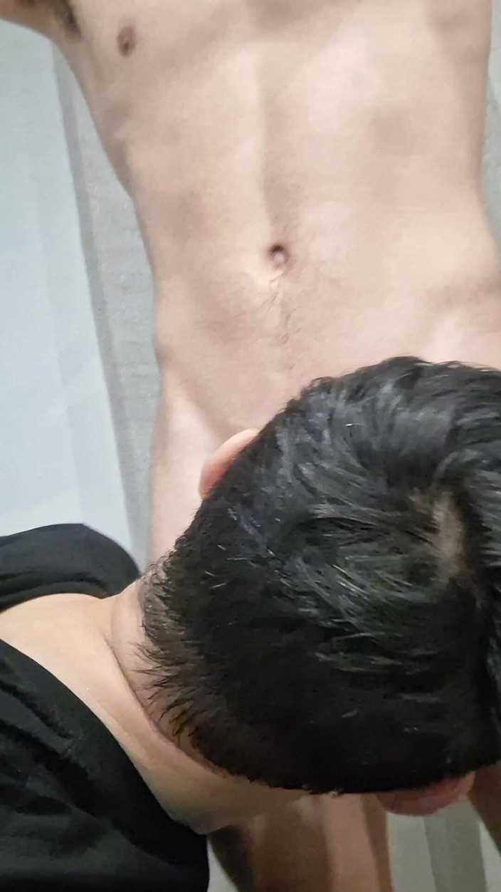 Bare skin man: Začal mluvit a skončil s plnou pusou