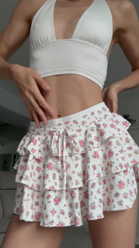 Uczucie flirtu w tej falbankowej spódnicy mini