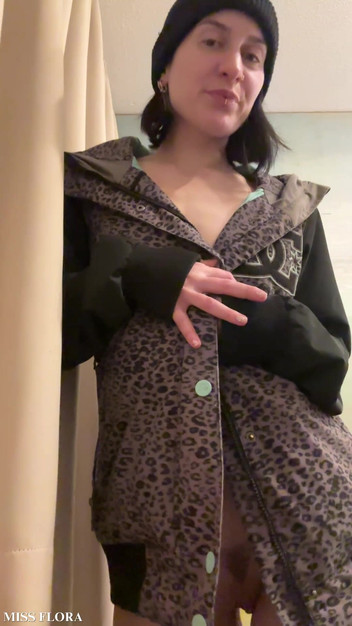 Miss Flora: Awek berpantat besar striptis