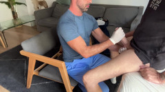 Monster Dick Hunters: Acil bir kontrol için doktoru ziyaret etmek