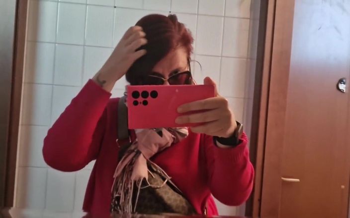 Nicoletta Embassi: ショップや公衆トイレでの美しい小便オナラストリップソー超セクシーメガコンピレーション