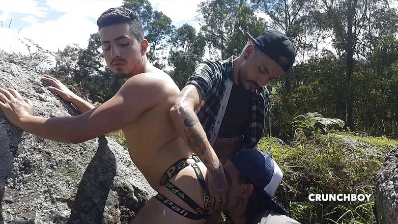 Interracial porn sex: Heterosexual latino follando a un gay en cruising al aire...