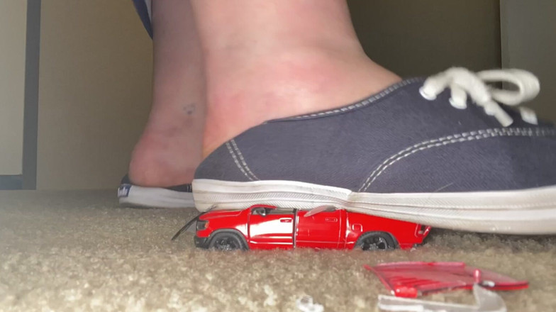 BellaBlast: Giantess stomps ciężarówkę