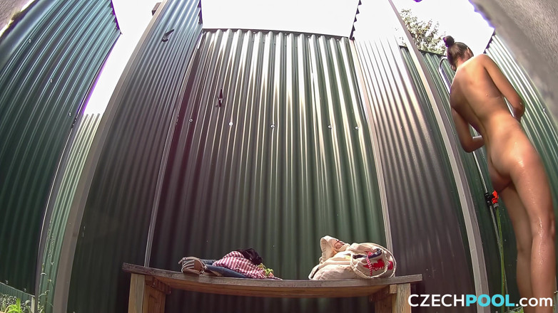 Czech Pool: Piscina checa 5: belleza sexy hace un show de ducha