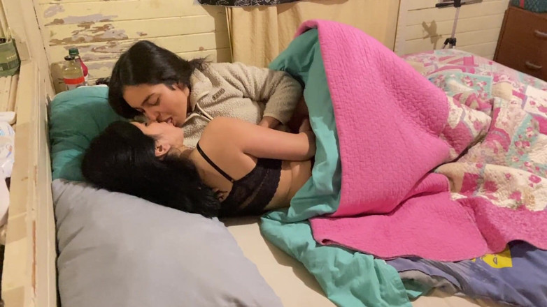PetiteHorny: KISSED MY BEST FRIEND - FIRST THREESOME