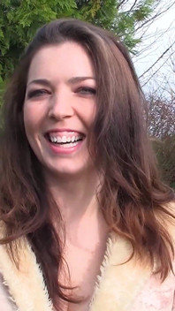 Amber Alias opravdu miluje být sledována - celý remaster 4K