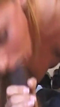Une blonde mature s’étouffe sur une grosse noire dégoulinante