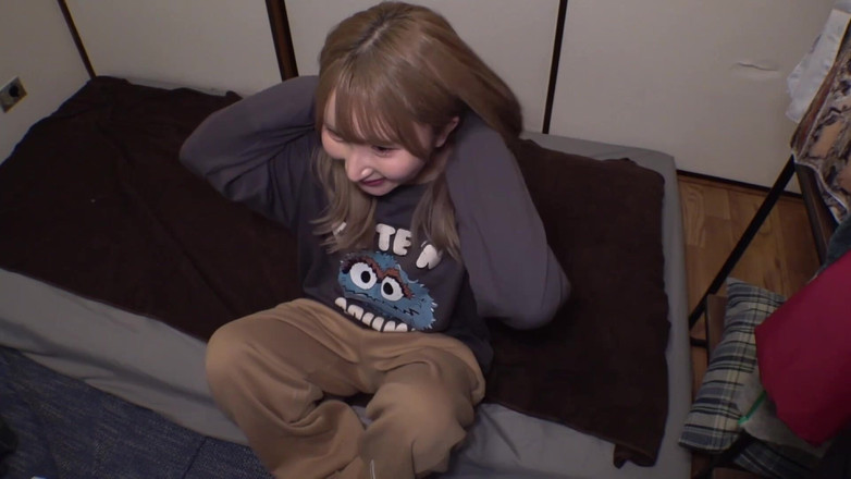 Strix: 如果你在这里，你就得到了真正的东西：一个女孩爱上了一个女按摩师，她操了她