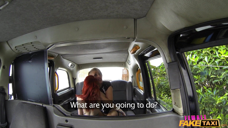 Female Fake Taxi: Female fake taxi - blonde lesbische taxifahrerin dominiert tätowierte rothaarige
