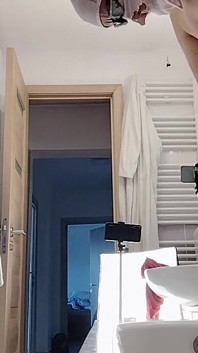 Moglie amatoriale si rade la figa davanti alla doccia