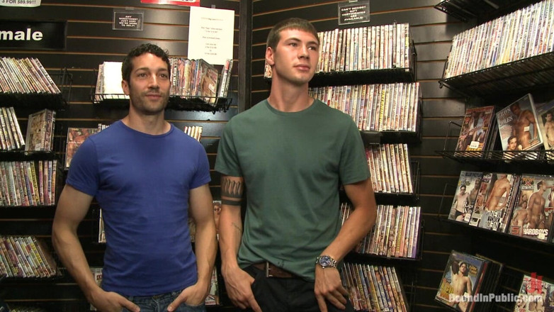 Bound in public: Un arrapante imbroglione del sexy shop viene scopato nel retro